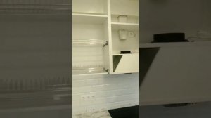 Кухня комбинированная  верх- фасады в алюминиевом белом профиле с белым стеклом низ - крашенный МДФ