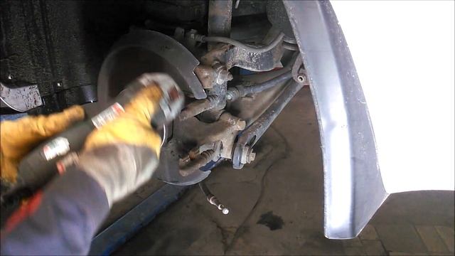 ЗАМЕНА ЗАДНИХ ТОРМОЗНЫХ ДИСКОВ И КОЛОДОК / AUDI A4 / 2005 смотреть онлайн