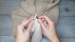 Набираем петли и вяжем рукав сверху вниз. Куртка спицами. Часть 7.