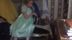 БАБУШКА ПОБИЛА ПРОСТУЮ ДЕВОЧКУ, КОТОРАЯ ЕЁ СЛУЧАЙНО ТОЛКНУЛА😳😳😳