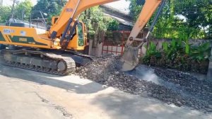 Jonyang JY623E Excavator Digging Rock Flood