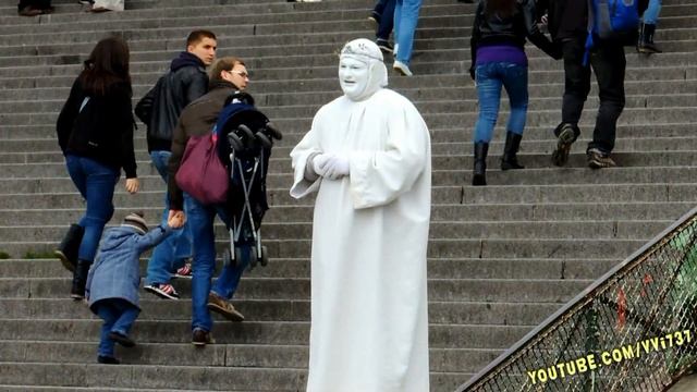 человек в  в костюме мима nikon p510 смотреть онлайн