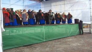 САМВЕЛ ЛУПИТ ЗРИТЕЛЕЙ ХЛЕБОМ И ВЫКИДЫВАЕТ В МУСОР)