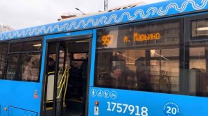 Автобус ЛиАЗ-5292.65 следует по маршруту 957 ”м. Марьино(южная) - м. Марьино”