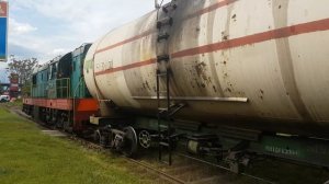 Тепловоз ЧМЭ3-3832 с цистернами.