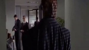 Патрик Бейтман идёт под серьёзную музыку