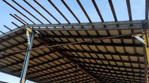 Сеновал. под. рулоны. и укладка. плит. в сеновале.