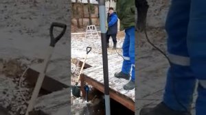 Зимний монтаж винтовых свай для пирса на воде с помощью электрической "крутилки"
