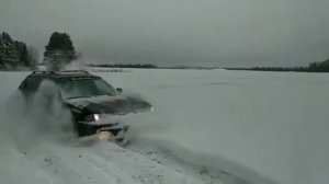 Subaru легаси в глубоком снегу
