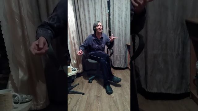пьяненький дедуля запел любимые песни своей молодости прекольно паслушать. смотреть онлайн