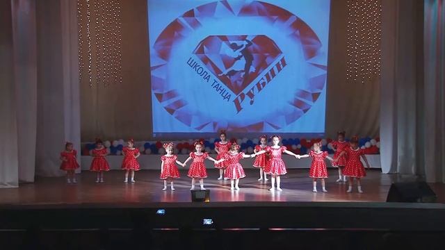 Детский танец «Ягодки». Танцуют дети 3-4 лет. Впервые на сцене. смотреть онлайн
