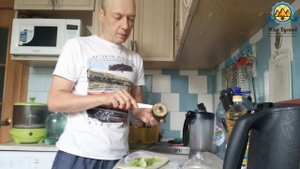 Зеленый смузи авокадо и шпинат