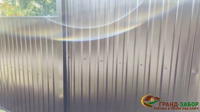Забор из профлиста в рамке на участке с большим перепадом высоты. Делаем по грунту!