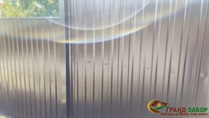 Забор из профлиста в рамке на участке с большим перепадом высоты. Делаем по грунту!