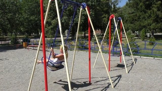 Учимся кататься на качели.