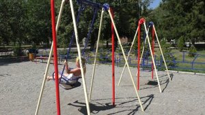 Учимся кататься на качели.