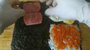 Онигири с сыром, колбасой, яйцом и морковью. Оригинальное приготовление Онигири.