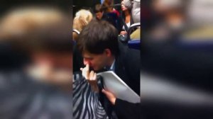 Парень ковыряется в носу в автобусе ржач