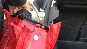 Замена лампочки стоп на автомобиль пежо 3008