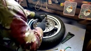 BMW R1100RT замена подшипников переднего колеса.