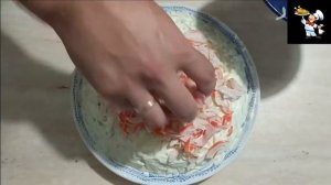 Слоеный салат с крабовыми палочками и горбушей
