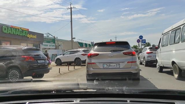 Вечные пробки. Зачем эти столбики? Айтиева - Рынок. Уральск весна 2021