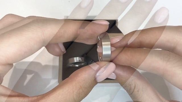 Обручальные кольца из белого золота с необычным бриллиантом