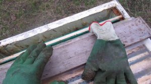 Успешная зимовка на одной рамке матка в изоляторе.