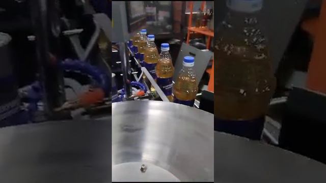 Этикетировочный автомат. Полипропиленовые этикетки на бутылки с растительным маслом. ПрактикМ