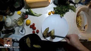 Как вкусно пожарить рыбу Дорадо с жареными овощами, отварным картофелем и салатом.