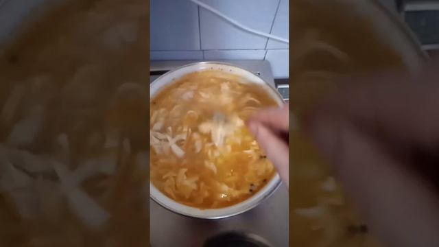 Щи на куриной грудке. Ложка стоит густые.