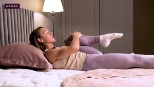 ПИЖАМНАЯ ЙОГА УТРОМ В КРОВАТИ. Йога 7 минут. Йога от ARMOS для хорошего настроя на день.