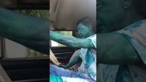 Мужик в зелёнке на папутасах собрался за водкой.