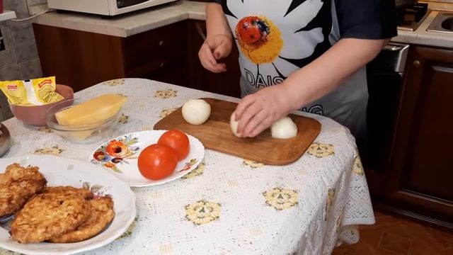 Свиное мясо с грибами запечённое в духовке под сыром.