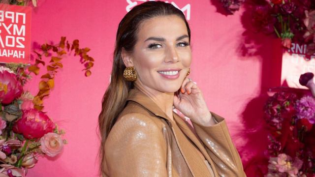 «Очень больно Ощущаю, что набрала 10» Анна Седокова нашла спасение от болезни в объятиях мужа смотреть онлайн