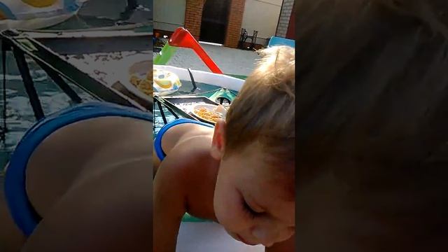 INTEX Детский, маленький басейн летом с обедом в нем смотреть онлайн