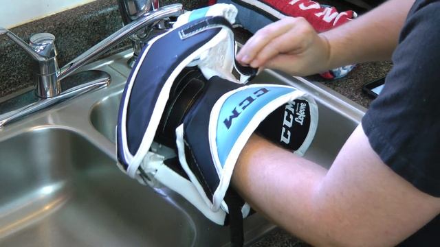 How to Break-in a Hockey Goalie Glove the Best Way! смотреть онлайн