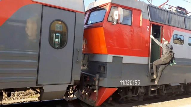 чс2т с фирменным поездом прибыл на станцию Волховстрой летом 2022. окт.жд. смотреть онлайн