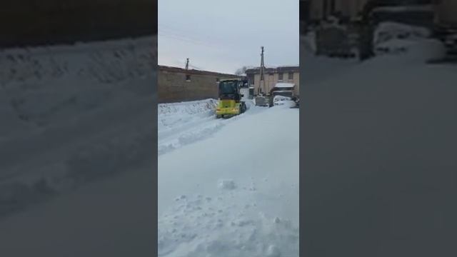 Работает фронтальный погрузчик