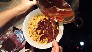 Готовим шоколадную колбаску из печенья и горького шоколада. Очень вкусный десерт за 10 минут