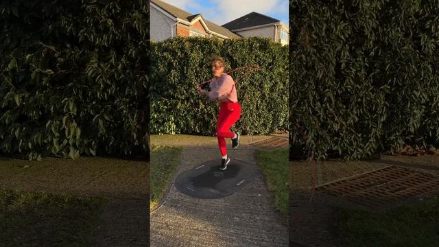 Very windy zigazigahhhh??#jumprope #jumpropetricks #footwork #jumpropecardio #skipping