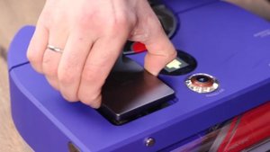 ЭТО iPhone среди РОБОТОВ-ПЫЛЕСОСОВ! (Dyson 360 VIS NAV)