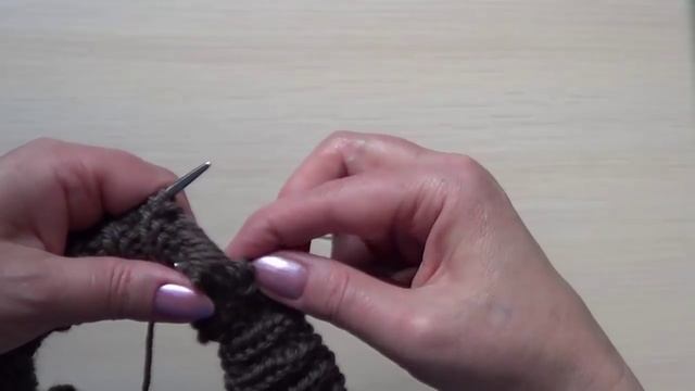 Как связать двухстороннюю шапочку спицами.
