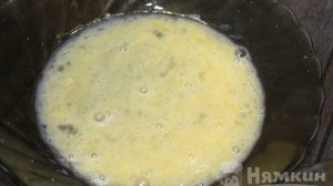 Лаваш с сыром, колбасой и яйцом на сковороде