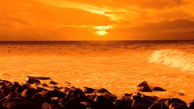 Красивый огненный закат и шум прибоя на Итальянском побережье смотреть онлайн