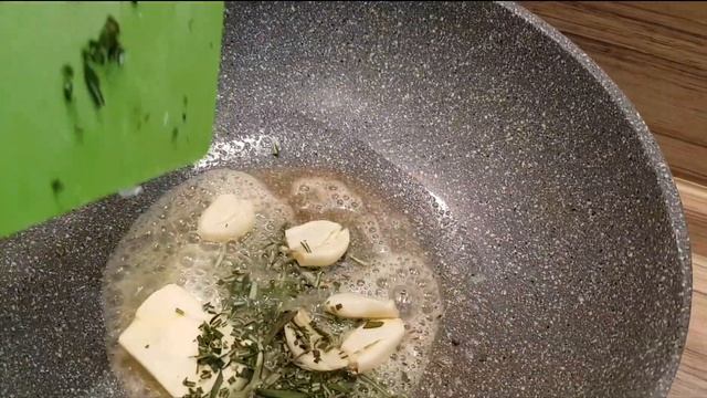 Жареные креветки на сковороде со сливочным маслом с розмарином и чесноком. Рецепт приготовления