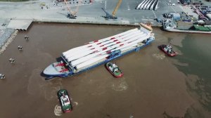 Погрузка лопастей ветрогенераторов на судно Rotra Mare/ Англия, Дания/