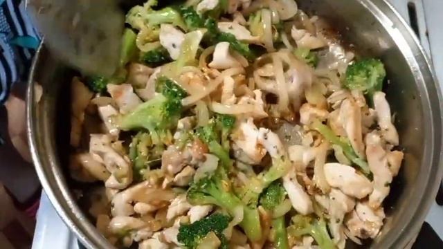 Куриное филе с брокколи в сливочного сырном соусе#курицавсоусе #брокколи #тушеное #соус ###