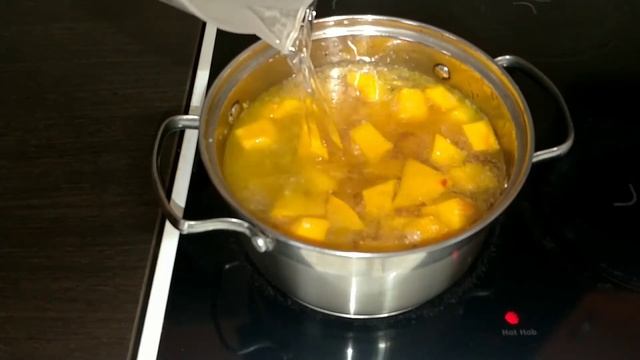 Нежнейший тыквенный крем-суп с беконом и хрустящими семечками