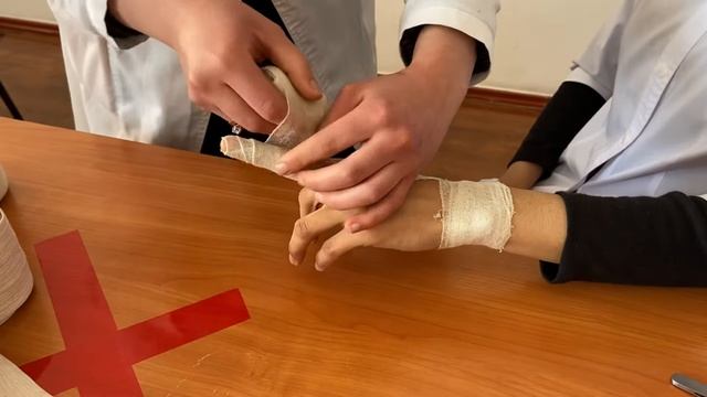 Техника наложения спиральной повязки на средний палец.
